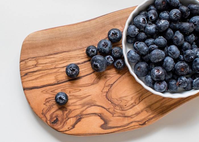 Bol de arándanos frescos, un snack colorido y nutritivo