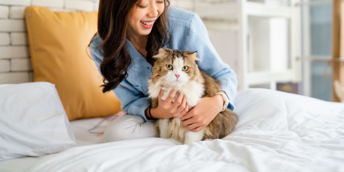 mujer abrazando gato