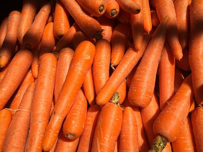 Montón de zanahorias frescas, un refrigerio vibrante y saludable.