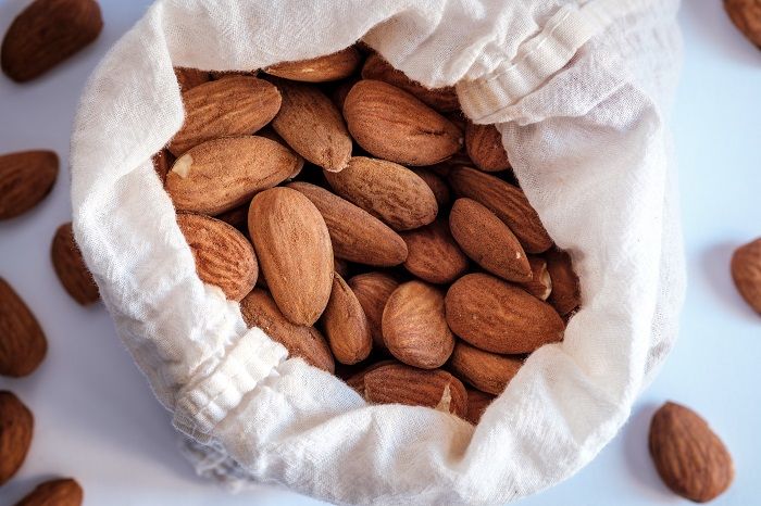 Almendra dentro de un saco de algodón