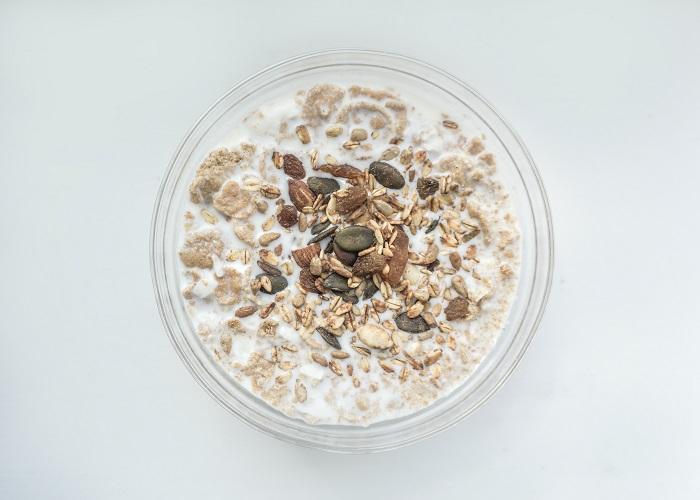 Un tazón de avena, lo que sugiere consideraciones sobre su idoneidad para el consumo de los gatos.