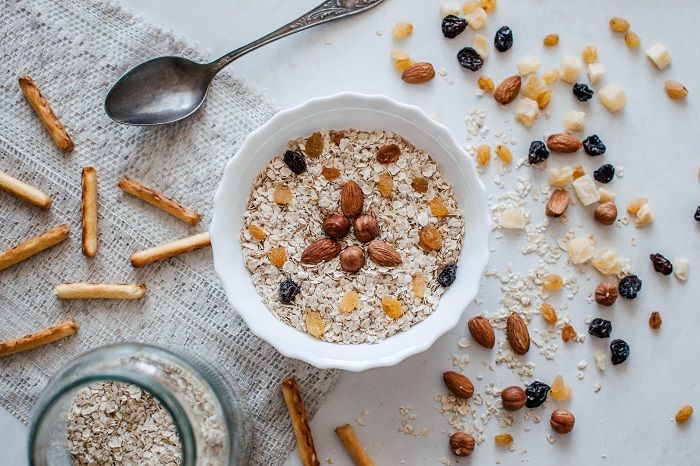 Un tazón de avena, lo que provocó debates sobre su compatibilidad con las dietas de los gatos y sus posibles efectos sobre su salud.