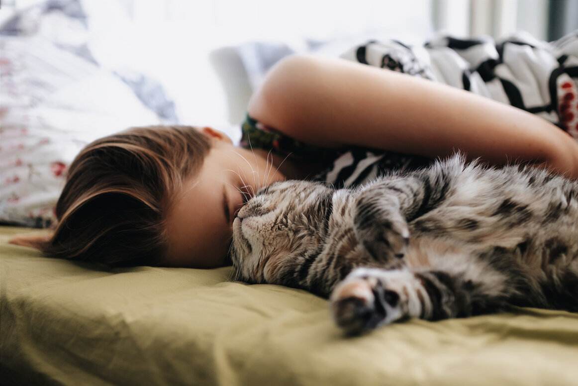 Mujer creando vínculo con un gato.