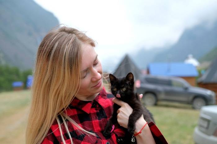 chica con gatito negro