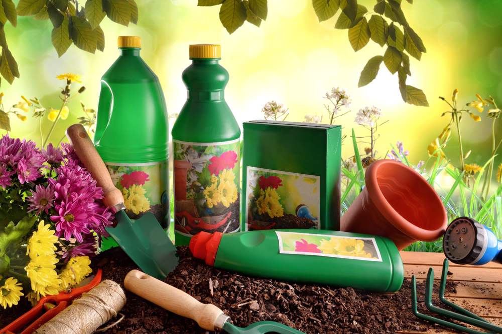 Botellas y envases de productos de jardinería.