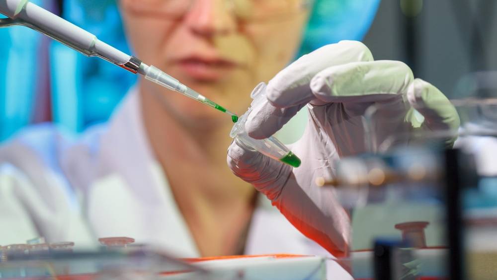 Técnico femenino en laboratorio de genética