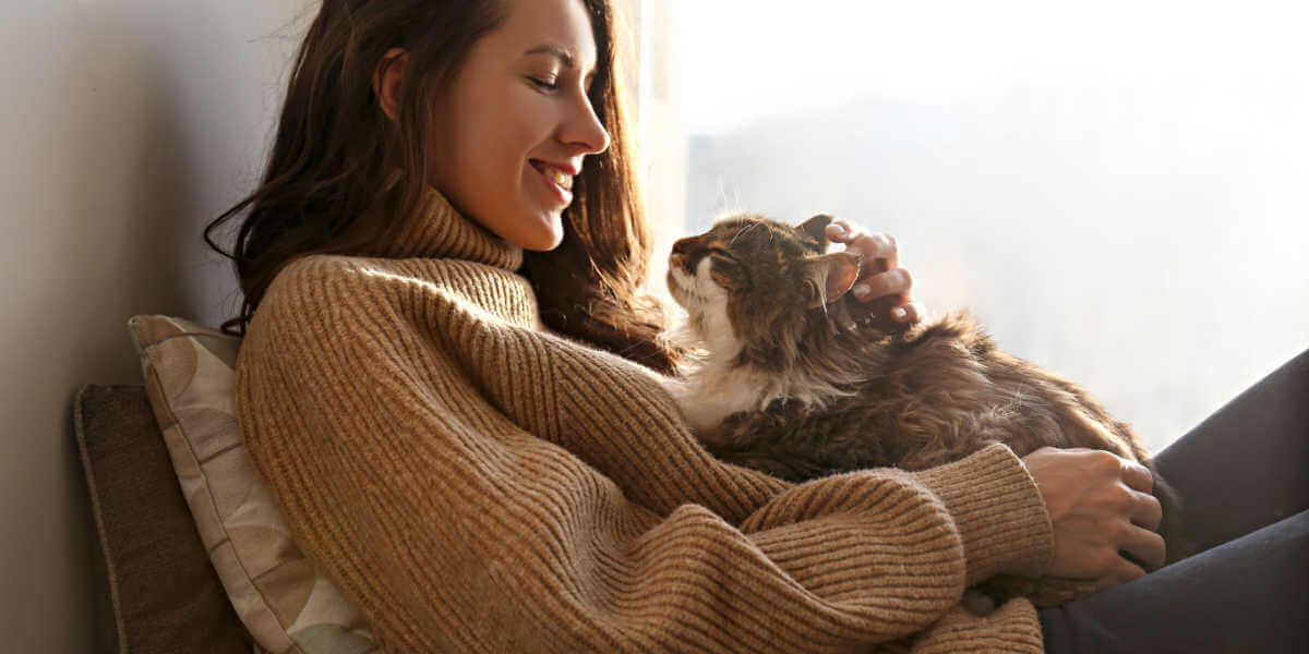 Señora abrazando a un gato