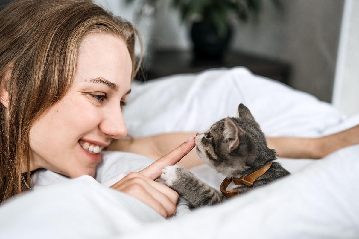 Mujer con gatito joven